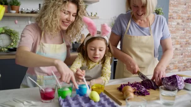 Video Van Drie Generaties Vrouwen Die Samen Paaseieren Bereiden Opgenomen — Stockvideo