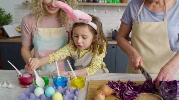 Zoom Uit Van Drie Generaties Vrouwen Die Paaseieren Bereiden Opgenomen — Stockvideo