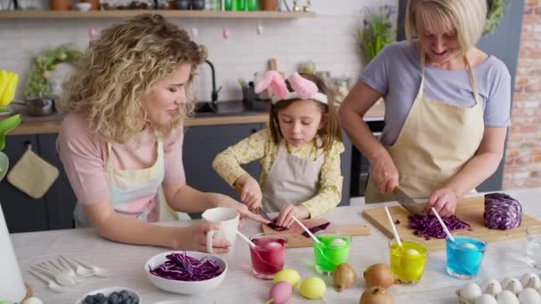 Tracciamento Video Tre Generazioni Donne Cucina Girato Con Telecamera Elio — Video Stock