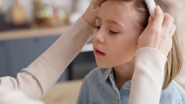 Video Madre Poniéndose Mascarilla Para Hija Fotografía Con Cámara Helio — Vídeos de Stock