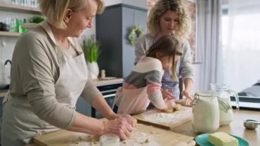 Üç nesildir mutfakta hamur yoğuran kadınların videosu. 8K 'da kırmızı helyum kamerayla çekildi..