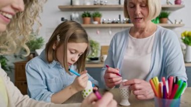 Paskalya 'da mutlu bir ailenin el kamerasıyla çekilmiş görüntüleri. 8K 'da kırmızı helyum kamerayla çekildi..