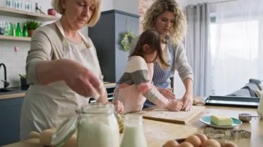 Mutfakta hamur yoğuran üç kadının videosu. 8K 'da kırmızı helyum kamerayla çekildi..