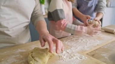 Un serpme ve hamur yoğurma videolarını kapat. 8K 'da kırmızı helyum kamerayla çekildi..
