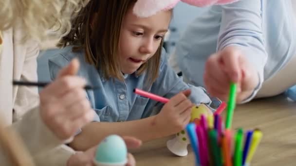 Evde Paskalya Yumurtası Boyarken Çekilmiş Bir Aile Videosu Kırmızı Helyum — Stok video