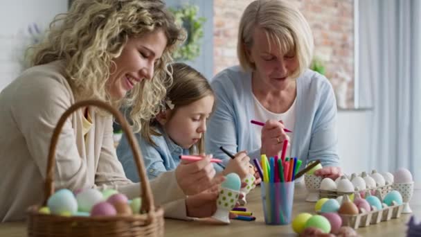 Video Girl Mother Grandma Coloring Easter Eggs Shot Red Helium — Stock Video