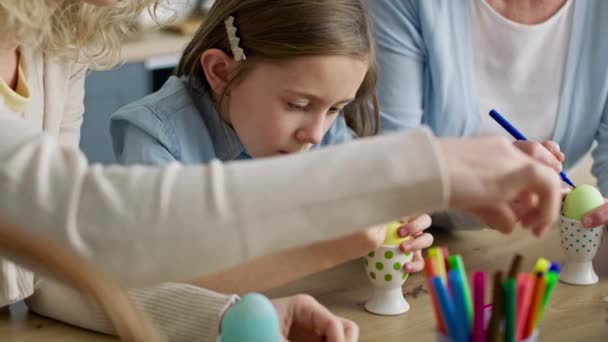 Video Van Drie Generaties Vrouwen Die Paaseieren Kleuren Opgenomen Met — Stockvideo