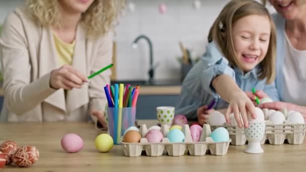 Inclinado Encima Vídeo Niña Pintando Huevo Pascua Con Familia Fotografía — Vídeo de stock