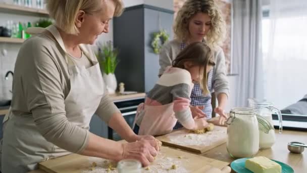 Video Van Drie Generaties Vrouwen Die Deeg Kneden Keuken Opgenomen — Stockvideo