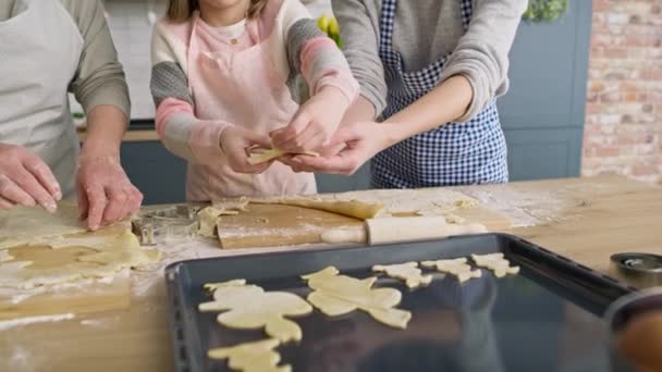 Video Van Een Klein Meisje Dat Paaskoekjes Maakt Met Familie — Stockvideo