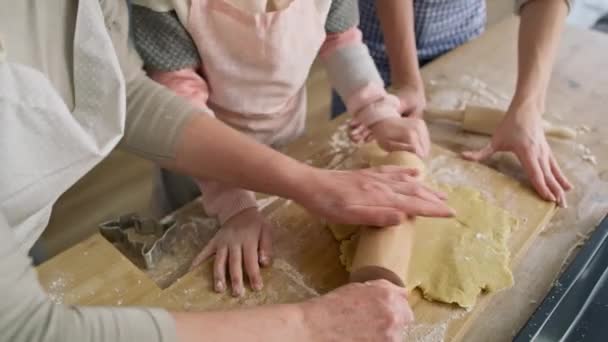 Video Där Mormor Hjälper Sitt Barnbarn Rulla Deg Skjuten Med — Stockvideo