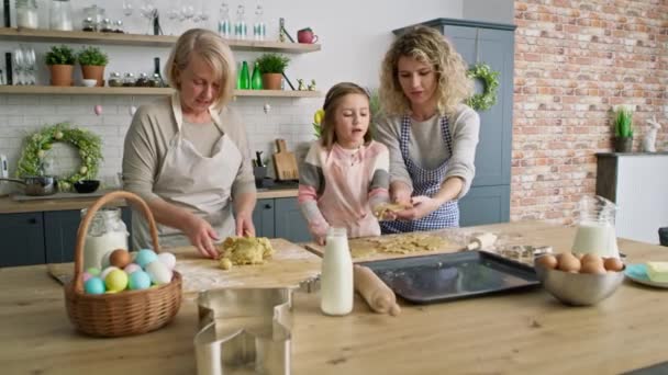 Vídeo Três Gerações Mulheres Preparando Biscoitos Páscoa Juntas Tiro Com — Vídeo de Stock