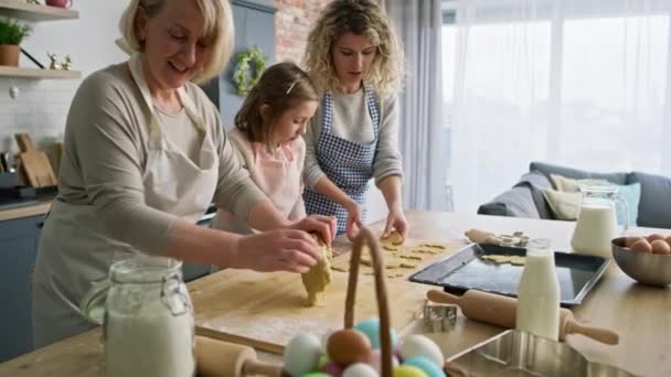 Vídeo Mulheres Durante Preparação Biscoitos Páscoa Cozinha Tiro Com Câmera — Vídeo de Stock