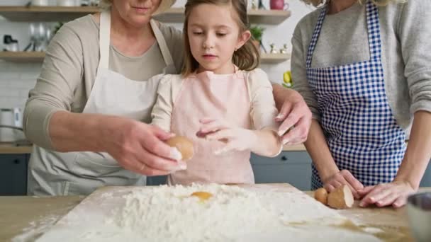 Video Van Oma Die Het Meisje Helpt Met Pasen Bakken — Stockvideo