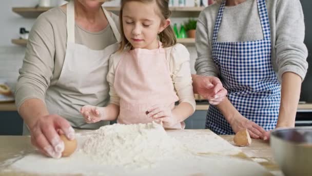 Video Eines Kleinen Mädchens Bricht Ein Ins Mehl Aufnahme Mit — Stockvideo