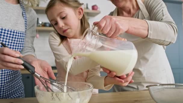 Відео Маленької Дівчинки Яка Допомагає Поливає Молоко Миски Знімок Гелієвою — стокове відео