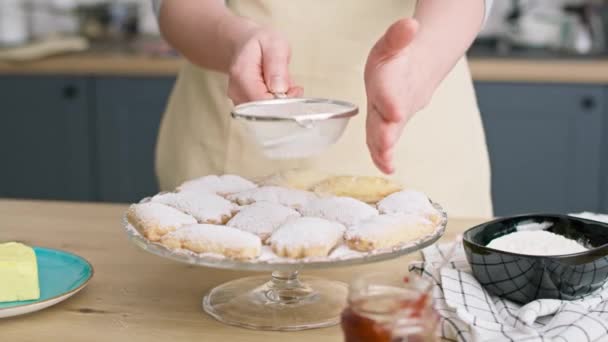 Vídeo Mulher Polvilhando Decorando Biscoitos Com Açúcar Tiro Com Câmera — Vídeo de Stock