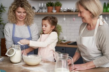 Paskalya pastası sırasında unla oynayan kız                               