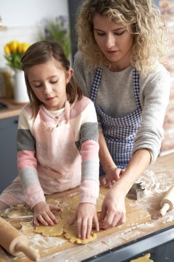 Annesiyle Paskalya kurabiyesi yapan kızı.                               