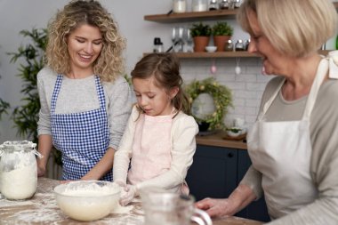 Paskalya hazırlıklarında ailesiyle birlikte mutfakta olan kız.                               