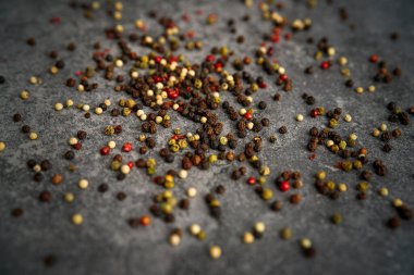 Mutfak tezgahındaki renkli biberin ayrıntıları.                               