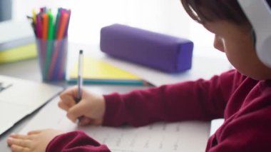 Çocuğun matematik denklemi uyguladığı videoyu kapat. 8K 'da kırmızı helyum kamerayla çekildi..