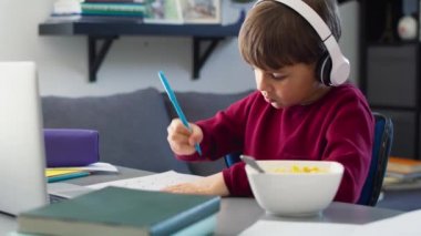 Kahvaltıda ödev yapan çocuğun el kamerasıyla çekilmiş videosu. 8K 'da kırmızı helyum kamerayla çekildi..