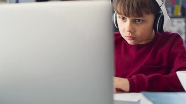 Tracking Video Concentrated Boy While Studying Home Shot Red Helium — Stock Video