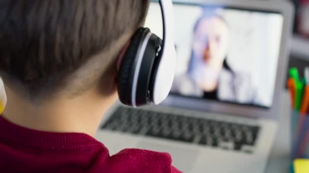 Video Van Jongen Koptelefoon Tijdens Thuisonderwijs Opgenomen Met Red Helium — Stockvideo