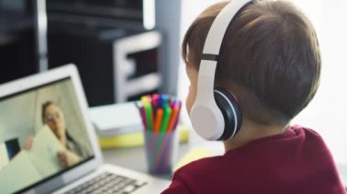 Online dersler sırasında çocuğun el kamerasıyla çekilmiş görüntüleri. 8K 'da kırmızı helyum kamerayla çekildi..