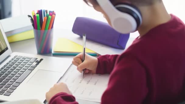 Video Del Niño Haciendo Ecuación Matemática Durante Educación Casa Fotografía — Vídeos de Stock