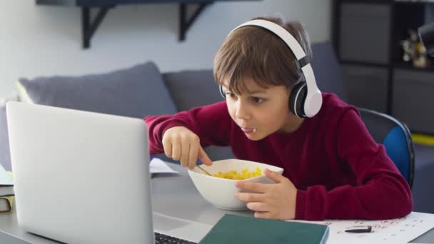 Video Där Pojken Äter Frukost Online Lektioner Skjuten Med Red — Stockvideo