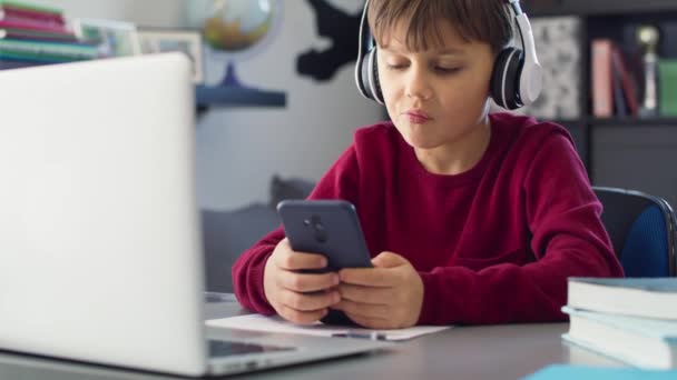 Vídeo Portátil Menino Tocando Telefone Durante Escola Casa Tiro Com — Vídeo de Stock