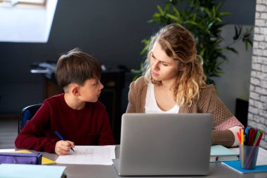 Çocuğun annesiyle evde öğrenmesi ön planda.