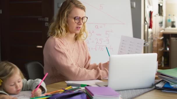 Wideo Nauczycielki Prowadzi Zajęcia Online Nakręcony Aparatem Hel Red Rozdzielczości — Wideo stockowe