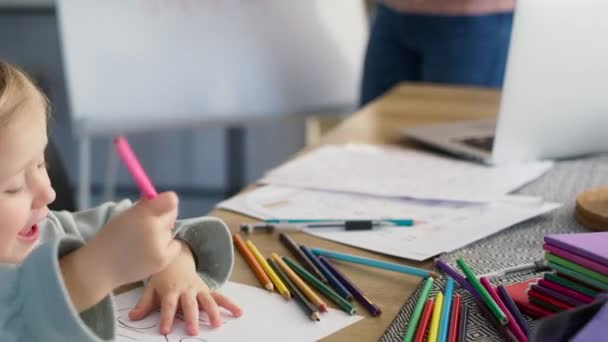 Video Pequeña Hija Dibujo Durante Mamá Conduce Clases Línea Fotografía — Vídeos de Stock