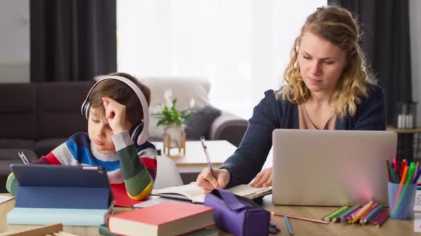 Video Matky Jak Pracuje Zatímco Její Syn Studuje Doma Snímek — Stock video