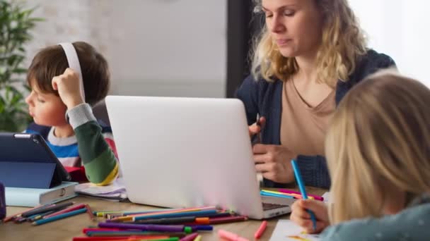 Відео Матері Яка Працює Допомагає Дітям Домашнім Завданням Знімок Гелієвою — стокове відео