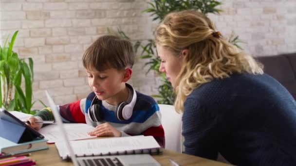 Video Madre Figlio Felici Che Passano Del Tempo Fare Compiti — Video Stock