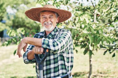 Hasır şapkalı mutlu çiftçi portresi                               