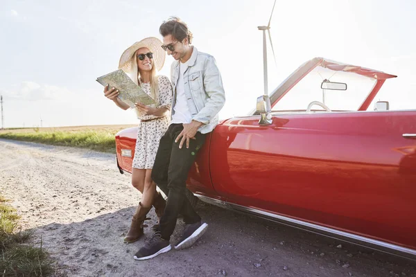 Yolculuk sırasında haritalı bir çift                               