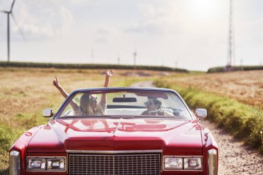 Yolculuk sırasında gülümseyen çiftin ön görüntüsü                               