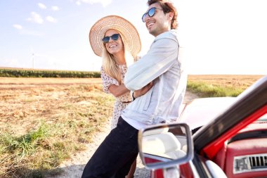 Mutlu çift bir yolculukta birlikte vakit geçiriyor.                             