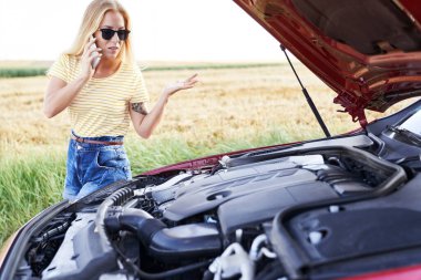 Yolda yardım isteyen bir kadın.                               