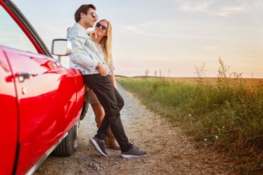 Araba gezisi sırasında bir çiftin alt görünümü                               