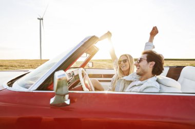 Unutulmaz bir yolculuktaki kaygısız çiftin yan görünüşü                               