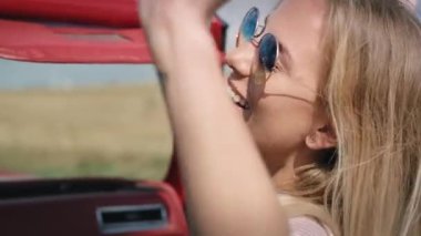 Arabayla geziye çıkan mutlu sarışın kadını yakından çek. 8K 'da kırmızı helyum kamerayla çekildi..