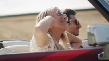 Cabriolet 'li mutlu gençleri yakın çekim. 8K 'da kırmızı helyum kamerayla çekildi..