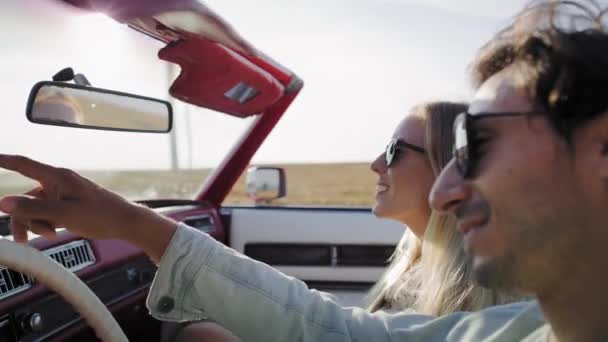 Video Van Een Gelukkig Stel Dat Een Cabriolet Rijdt Opgenomen — Stockvideo