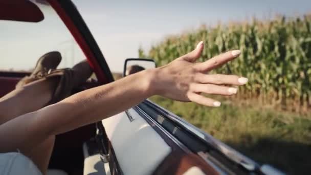 Λεπτομέρεια Βίντεο Της Γυναίκας Κουνώντας Χέρι Έξω Από Αυτοκίνητο Πυροβολήθηκε — Αρχείο Βίντεο